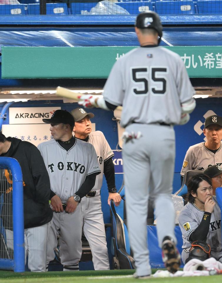 　９回、代打の秋広（手前）が三ゴロに倒れ、メンバー表を見つめる阿部監督（左）＝９日