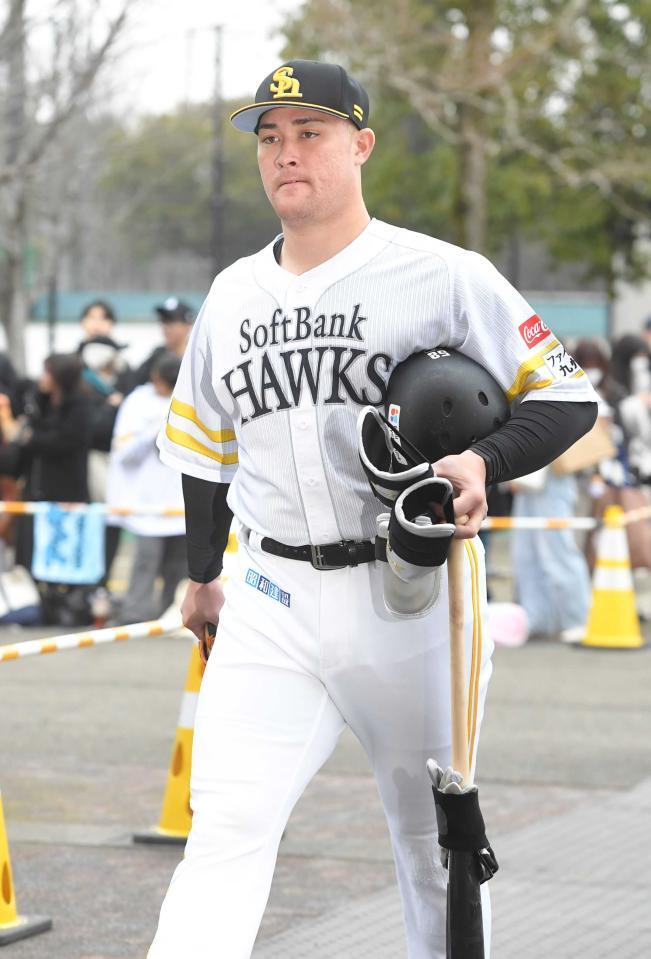 　キャンプ中に移動するリチャード＝２０２４年２月