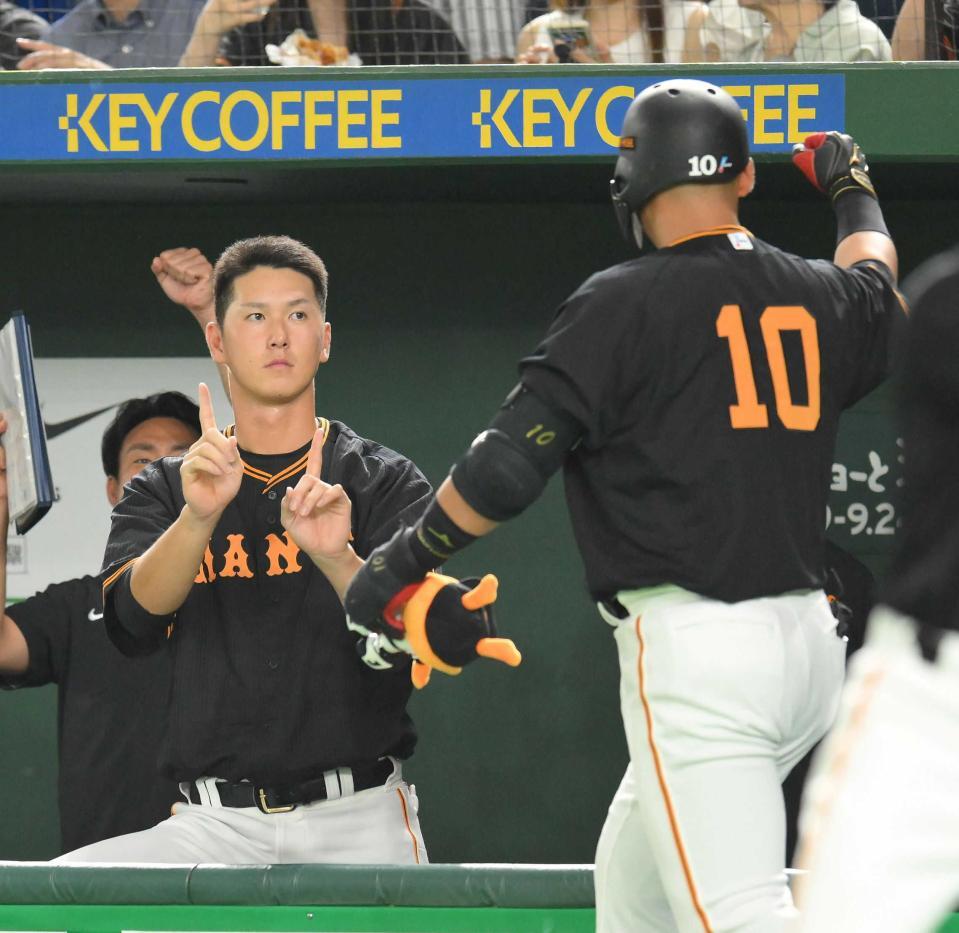 　左越えソロを放った中田（右）を迎える秋広＝２３年７月