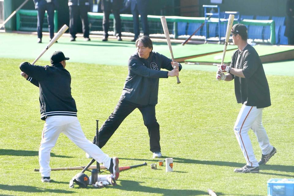 　バットを構える（左から）阿部助監督、松井秀喜氏、秋広＝２４年２月