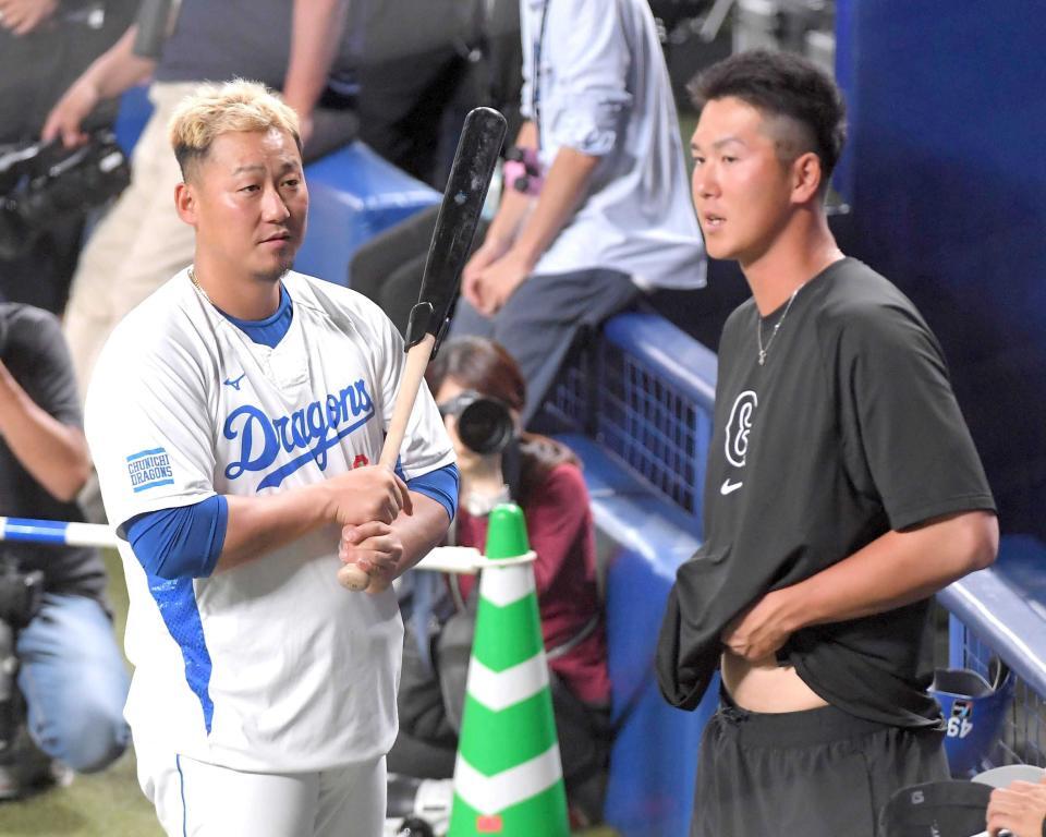 　師匠の中日・中田（左）と話す秋広＝２４年５月