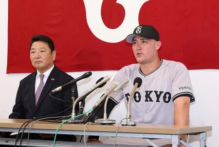 　吉村編成本部長（左）と並び、巨人での意気込みを語るリチャード（撮影・市尻達拡）