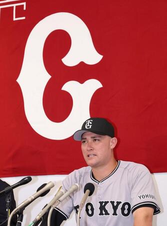 　入団会見で意気込みを語るリチャード（撮影・市尻達拡）