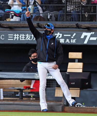 　７回、２ランスクイズを決めた五十幡にポーズをとる新庄監督（撮影・中島達哉）