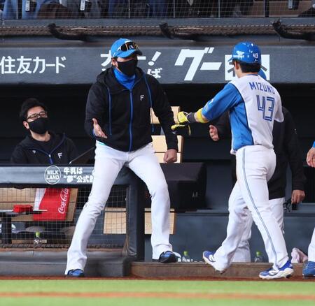 　７回、五十幡の２ランスクイズで生還した二走・水野（右）を迎える新庄監督（中央）＝撮影・中島達哉