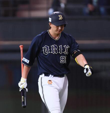 ６回２死一、三塁、空振り三振を喫し、ベンチに戻る杉本（撮影・中島達哉）