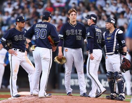 　７回途中で降板する九里（中央）＝撮影・中島達哉