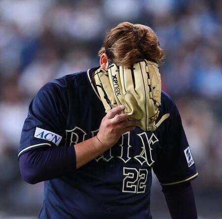 　７回途中で降板し、グラブで顔を隠す九里（撮影・中島達哉）
