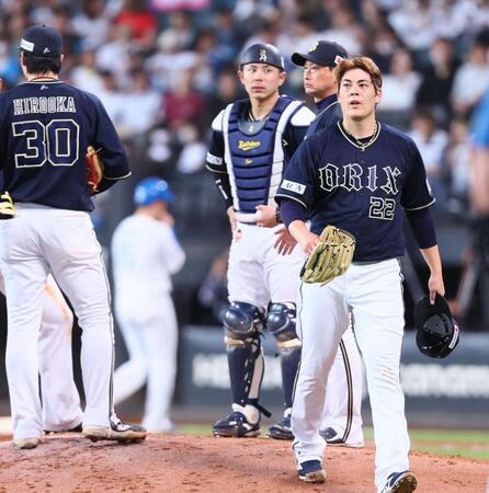 ７回途中で降板する九里（右）＝撮影・中島達哉