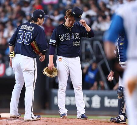 ７回途中で降板する九里（中央）＝撮影・中島達哉