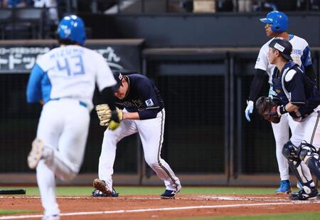 　７回、五十幡に２ランスクイズを決められる九里（左はホームへ走る二走・水野）＝撮影・中島達哉