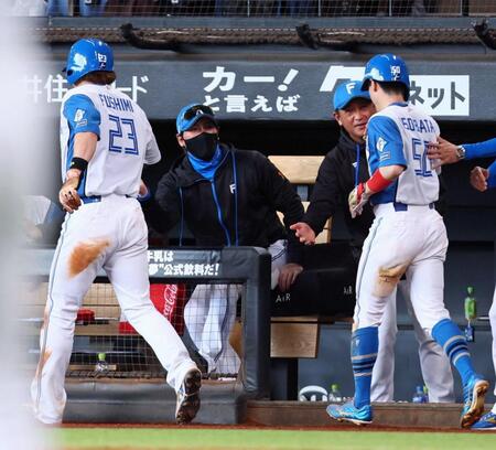 ７回、五十幡（右）らを迎える新庄監督（中央）＝撮影・中島達哉