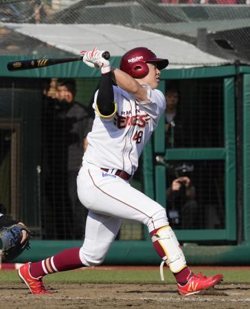 　９回楽天１死一、三塁、代打渡辺佳がサヨナラの左犠飛を放つ＝楽天モバイルパーク