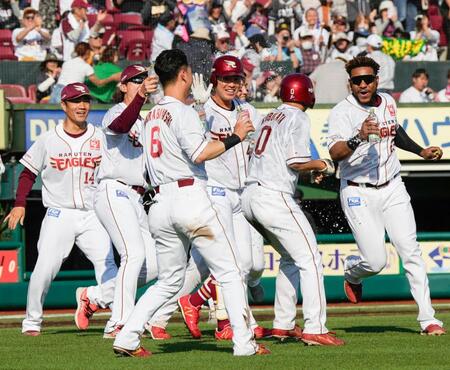 ９回、サヨナラ犠飛を放ちチームメートから祝福を受ける渡辺佳（右から３人目）