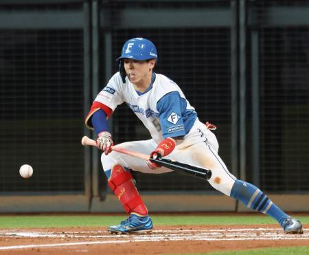 　７回日本ハム１死満塁、五十幡が投前に２ランスクイズを決める＝エスコンフィールド