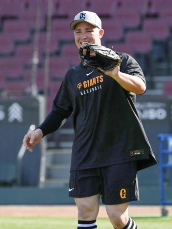 　試合前練習で笑顔を見せるソフトバンクから巨人に移籍したリチャード＝マツダ