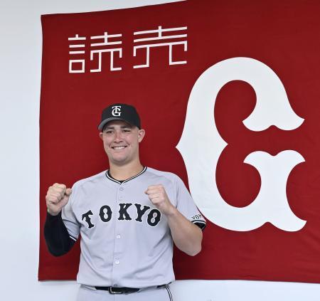 　入団記者会見を終えポーズをとる、ソフトバンクから巨人に移籍したリチャード＝１３日、マツダスタジアム