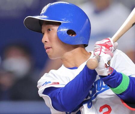 ユニホームを忘れた中日・田中幹也が三輪ブルペン捕手の「１１１」ユニで適時打　帽子も忘れるダブルパンチ
