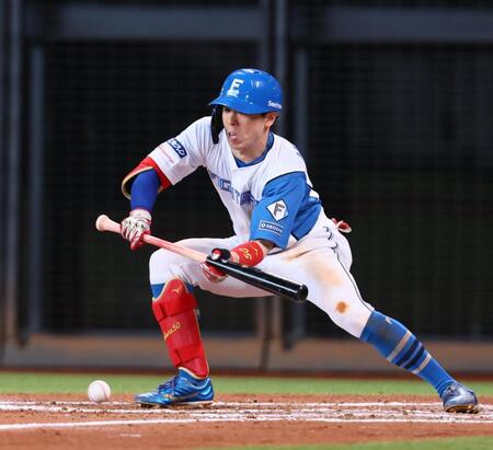 　７回、２ランスクイズを決める五十幡（撮影・中島達哉）