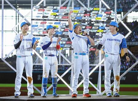 　お立ち台で「やりましたー！」と叫ぶ伊藤（右から２人目）ら（撮影・中島達哉）