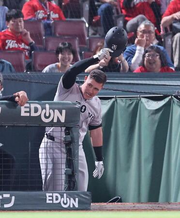 　５回、左中間席へソロを放ち、ファンの声援に応えるリチャード（撮影・市尻達拡）