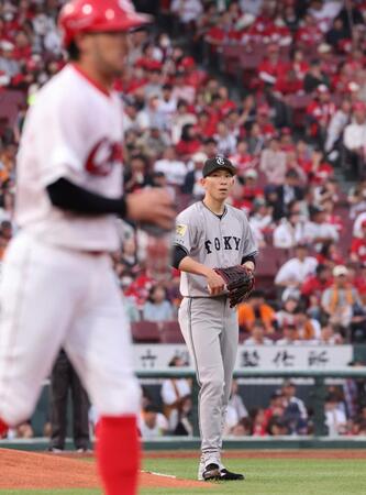 １回、菊池に四球を与える戸郷（撮影・市尻達拡）