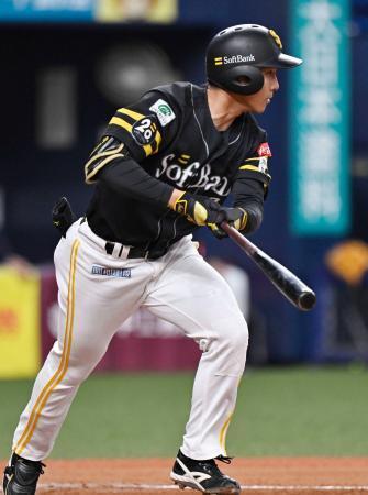 　６回ソフトバンク１死二、三塁、柳町が中前に適時打を放つ＝京セラドーム