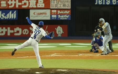 １１７番のユニホームで登板する坂本（撮影・金田祐二）