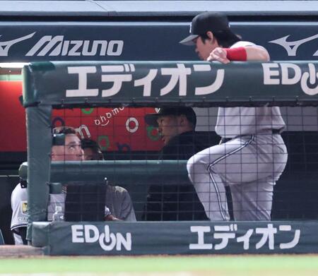 　５回を終え、戸郷と話をする阿部監督（撮影・市尻達拡）