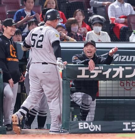 ５回、左中間席へソロを放ったリチャード（中央）を出迎える阿部監督（右）＝撮影・市尻達拡