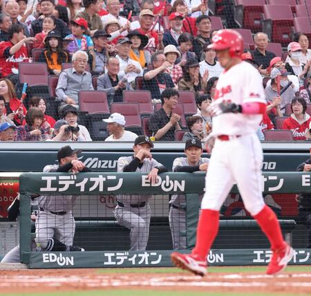 １回、押し出し四球で先制点を与え、浮かない表情の阿部監督（中央）＝撮影・市尻達拡