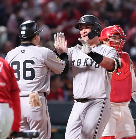 　５回、左中間席へソロを放ち、タッチを交わすリチャード（中央）＝撮影・市尻達拡