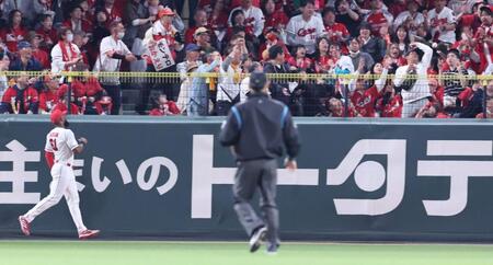 　５回、左中間席へソロを放つリチャード（撮影・市尻達拡）