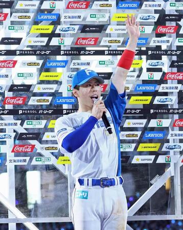 　お立ち台でスタンドのファンの歓声に応える五十幡（撮影・中島達哉）