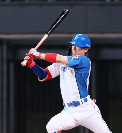 　３回、中前に先制適時打を放つ五十幡（撮影・中島達哉）