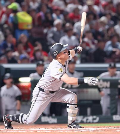 ６回、左犠飛を放つ浅野（撮影・市尻達拡）