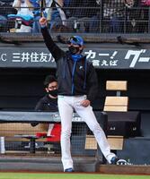 　７回、２ランスクイズを決めた五十幡にポーズをとる新庄監督（撮影・中島達哉）