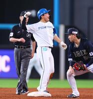 ７回、適時打を放ち、ガッツポーズをする山県（中央）＝撮影・中島達哉