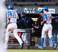 ７回、五十幡（右）らを迎える新庄監督（中央）＝撮影・中島達哉