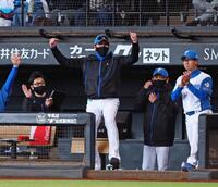 ７回、五十幡が２ランスクイズを決め、ガッツポーズをする新庄監督（中央）＝撮影・中島達哉