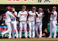 １回、先制２ランを放った辰己（左端）を迎える楽天ナイン