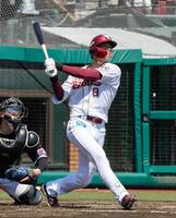 １回、辰己が右越えに先制２ランを放つ。捕手・寺地