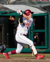 ９回、代打・渡辺佳がサヨナラの左犠飛を放つ