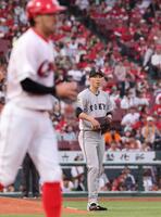 １回、菊池に四球を与える戸郷（撮影・市尻達拡）