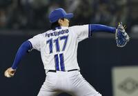 １２回、背番号１１７のユニホームで投球する坂本（撮影・田中太一）