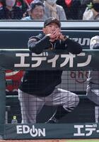 　７回、グラウンドに視線を送る阿部監督（撮影・市尻達拡）