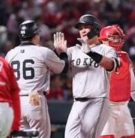 　５回、左中間席へソロを放ち、タッチを交わすリチャード（中央）＝撮影・市尻達拡