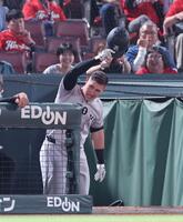 　５回、左中間席へソロを放ち、ファンの声援に応えるリチャード（撮影・市尻達拡）