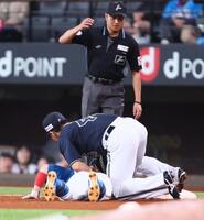 　５回、けん制タッチアウトになる一走の五十幡（下）＝撮影・中島達哉