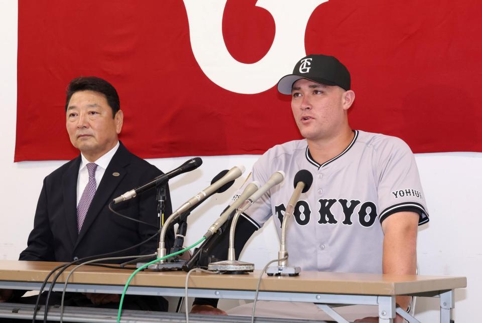 　吉村編成本部長（左）と並び、巨人での意気込みを語るリチャード（撮影・市尻達拡）
